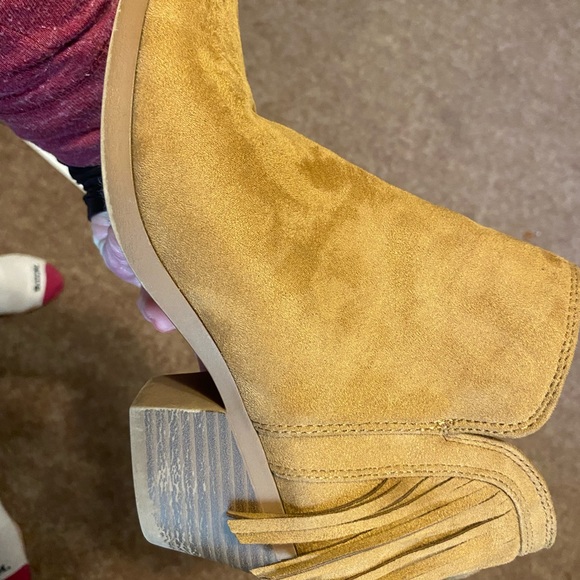 Soda fringe booties with heel/suede/9.5 - Picture 4 of 7